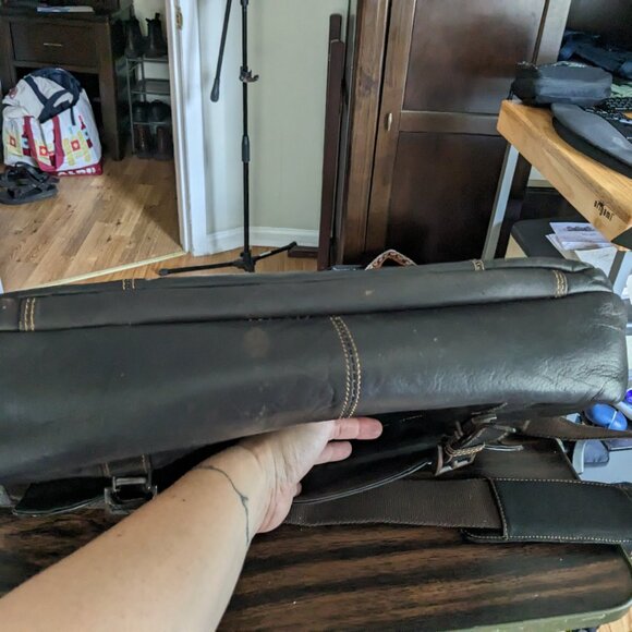 Kenneth Cole Reaction Messenger Bag Genuine LEATHER Laptop Briefcase - Picture 9 of 9